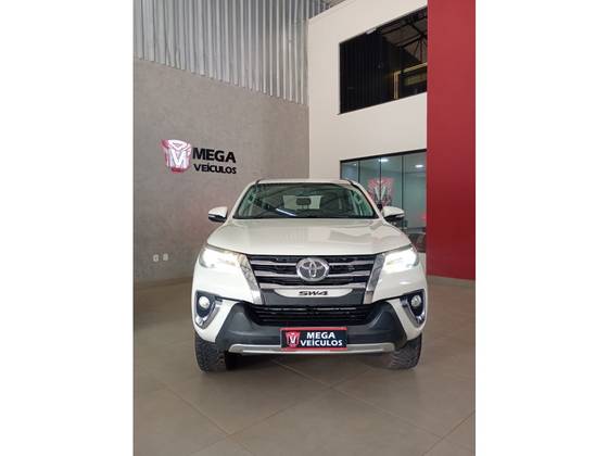 TOYOTA HILUX SW4 2.8 SRX 4X4 7 LUGARES 16V TURBO INTERCOOLER DIESEL 4P AUTOMÁTICO TOYOTA HILUX SW4 2.8 SRX 4X4 7 LUGARES 16V TURBO INTERCOOLER DIESEL 4P AUTOMÁTICO